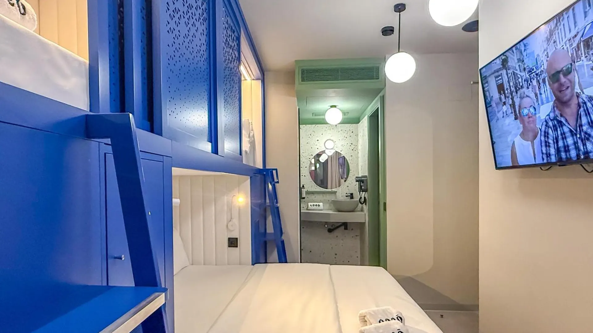 Coeo Hernan Ruiz Rooftop Pool Hostel Málaga Spagna