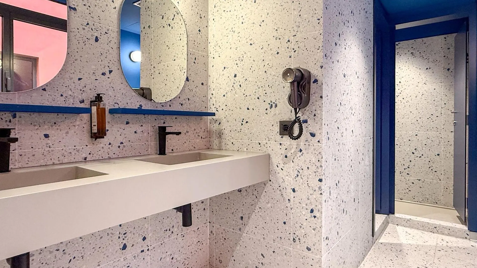 Coeo Hernan Ruiz Rooftop Pool Hostel Málaga Espagne
